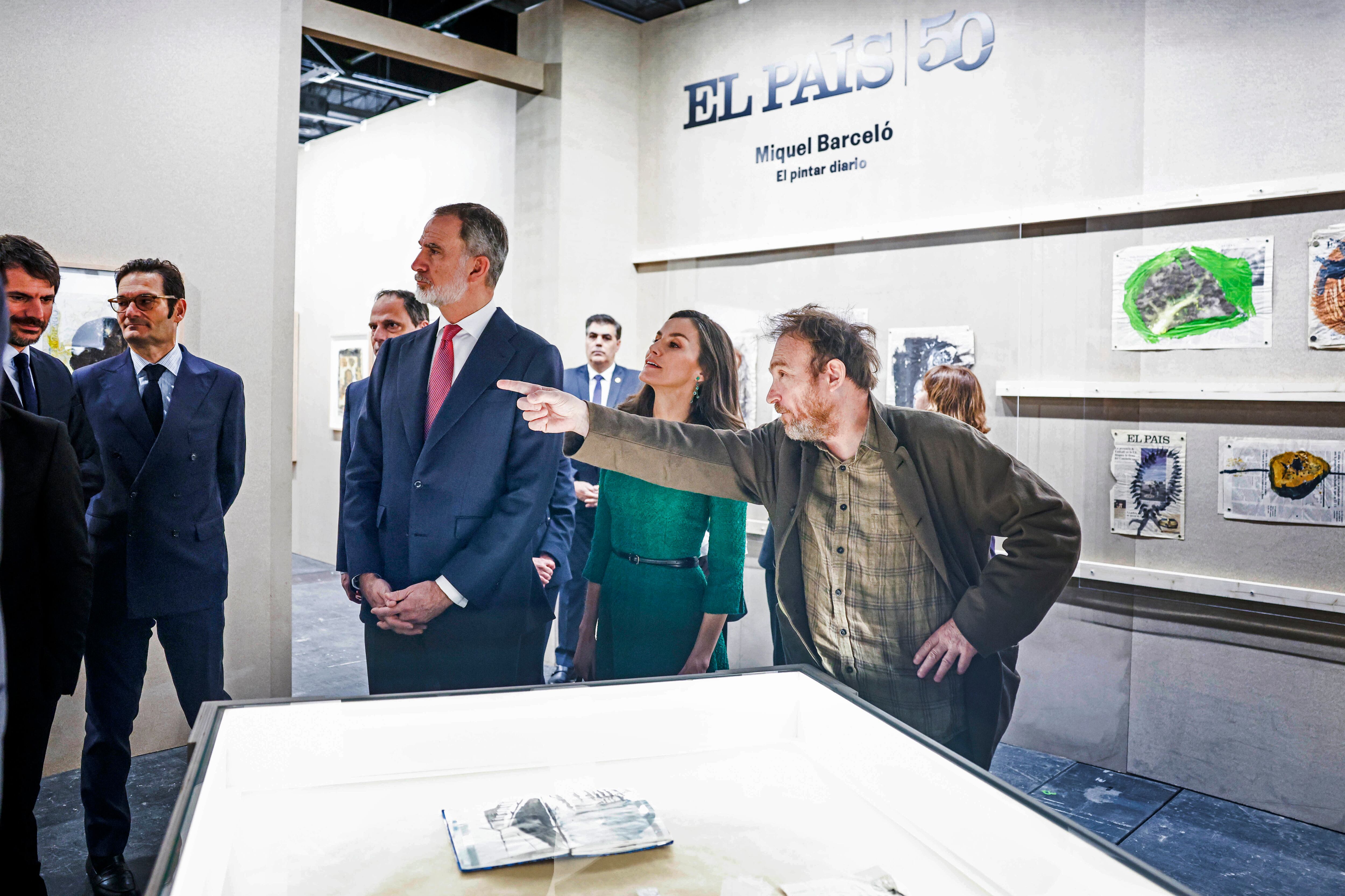 Barceló explica a los Reyes sus obras, ante la mirada de Jan Martínez Ahrens, director de EL PAÍS, Joseph Oughourlian, el presidente del Grupo Prisa, y Ernest Urtasun, ministro de Cultura.