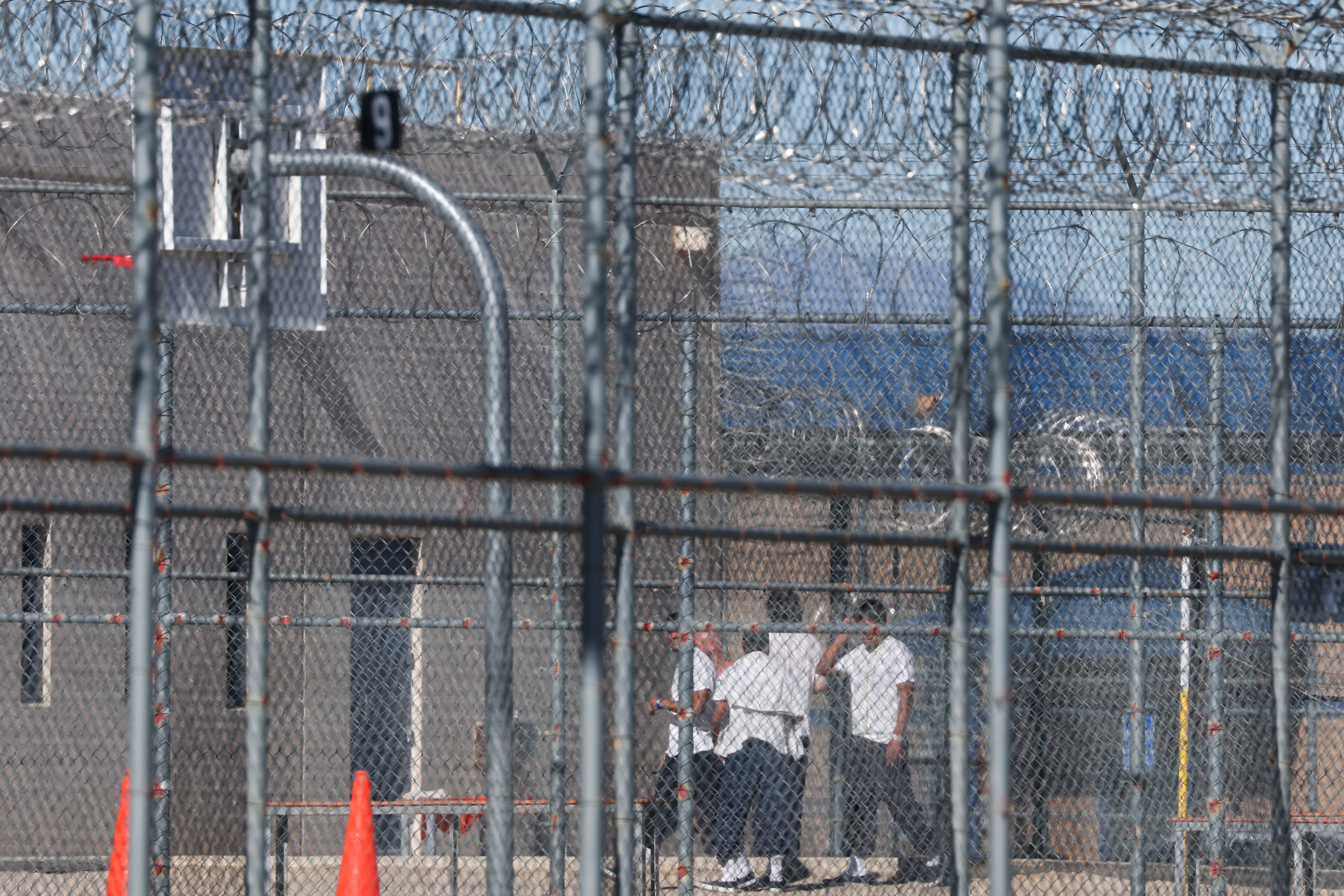 Migrantes bajo custodia del ICE usan un recurso legal que Trump busca eliminar para impugnar su detención