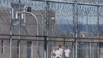 Cómo los migrantes luchan solos para salir de los centros del ICE con un recurso legal que Trump busca eliminar