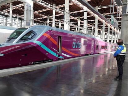 Tren Avlo de la serie 112 de Renfe estacionado esta mañana en la estación madrileña de Atocha.