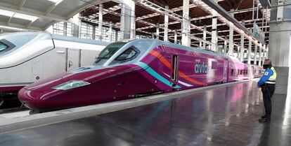 Tren Avlo de la serie 112 de Renfe estacionado esta mañana en la estación madrileña de Atocha.