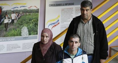 De izquierda a derecha, Ahlam Albeshar, Ahmed y Thamer Alwaka, refugiados sirios acogidos por el Ayuntamiento de Rivas-Vaciamadrid. 