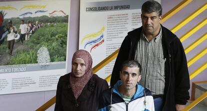 De izquierda a derecha, Ahlam Albeshar, Ahmed y Thamer Alwaka, refugiados sirios acogidos por el Ayuntamiento de Rivas-Vaciamadrid.