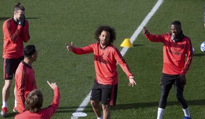 Marcelo, Vinícius Júnior, Modric, Navas e Bale brincam durante treino do Real.