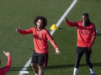 Marcelo, Vinícius Júnior, Modric, Navas e Bale brincam durante treino do Real.