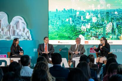 Yosune Miquelajauregui Graf, jefa del Laboratorio nacional de ciencias de la sostenibilidad de la UNAM, Pablo Necoechea, Gerente Nacional de Sostenibilidad y Cambio Climático del TEC de Monterrey, Eduardo Vega López, coordinador universitario para la sustentabilidad de la UNAM y Karina Suárez periodista de EL PAÍS, hablaron sobre los retos de la sustentabilidad y sostenibilidad que enfrentará el nuevo Gobierno de México. 