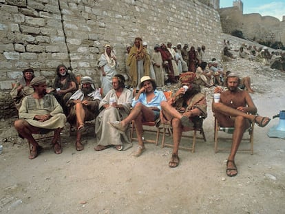 A equipe do Monty Python durante as gravações de "A vida de Brian"