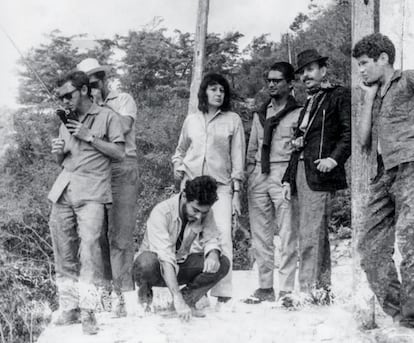 Da esq. para dir., Paulo Gil Soares, Waldemar Lima, Glauber Rocha, Lina Bo Bardi, Walter Lima Jr. e Sante Scaldaferri em Monte Santo, Bahia, 1963. Imagem do livro 'Lina, uma biografia', de Francesco Perrota Bosch.