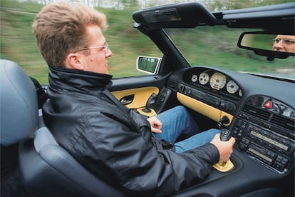 El volante o el 'joystick' se podrán cambiar de sitio para conducir desde cualquier asiento del coche: los sistemas de conexión sin uniones físicas moverán las ruedas por ondas de radio.