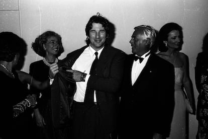 Richard Gere presumiento de su traje de Armani al lado de Giorgio Armani en Los Ángeles en 1988.