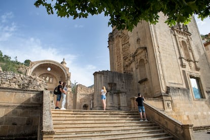 Visitantes contemplan la iglesia inacabada de Santa María de Cazorla, que se restauró entre 2006 y 2010 como monumento y como espacio público para espectáculos.