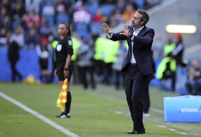 El entrenador de la selección española de fútbol femenino, Jorge Vilda, da instrucciones a las jugadoras.