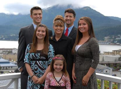 Foto de familia de Sarah Palin. La hasta entonces gobernadora de Alaska posa con sus hijos y su marido Todd es elegida por McCain como candidata a la vicepresidencia para atraer el voto femenino y el público joven.