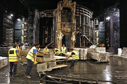 Cuando una gran producción baja el telón por última vez, un intenso trabajo espera a los encargados de desmontar el escenario. Arranca así un nuevo viaje para los decorados. En el caso del Teatro Real, el destino es frecuentemente una población de la sierra madrileña, donde se acumulan miles de piezas de diversos montajes.