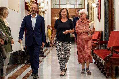 La presidenta del Congreso, Francina Armengol, entre el vicepresidente primero, Alfonso Rodríguez Gómez, y la secretaria segunda, Isaura Leal.