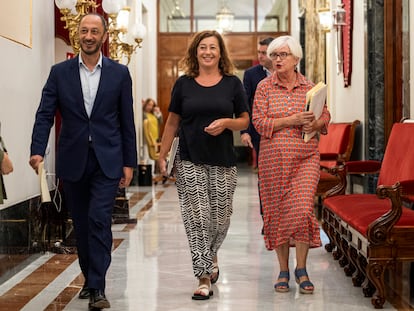 La presidenta del Congreso, Francina Armengol, entre el vicepresidente primero, Alfonso Rodríguez Gómez, y la secretaria segunda, Isaura Leal.