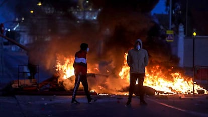 Barricades at protests by metal workers in Cádiz on November 16, 2021.