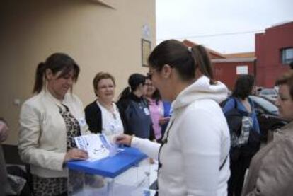 Los vecinos de la localidad ciudadrealeña de Alcázar de San Juan participaron en una consulta popular organizada por la Plataforma Contra la Privatización de Aguas de Alcázar. EFE/Archivo