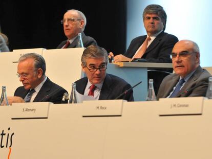 Juan Miguel Villar Mir, junto a Isidro Fainé y el CEO de Abertis, Francisco Reynés, durante la etapa del primero como accionista y consejero de la concesionaria.