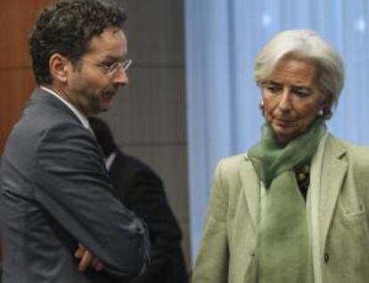 El ministro de Finanzas holandés y presidente del Eurogrupo, Jeroen Dijsselbloem (i), la presidenta del Fondo Monetario Internacional (FMI), Christine Lagarde, charlan durante la reunión del Eurogrupo en la sede del Consejo Europeo de Bruselas, Bélgica.