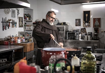 Fray Ángel Ramón, en la cocina de la hospedería de monasterio de Santo Espíritu de Gilet (Valencia), el pasado jueves.