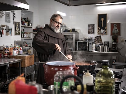 Fray Ángel Ramón, en la cocina de la hospedería de monasterio de Santo Espíritu de Gilet (Valencia), el pasado jueves.