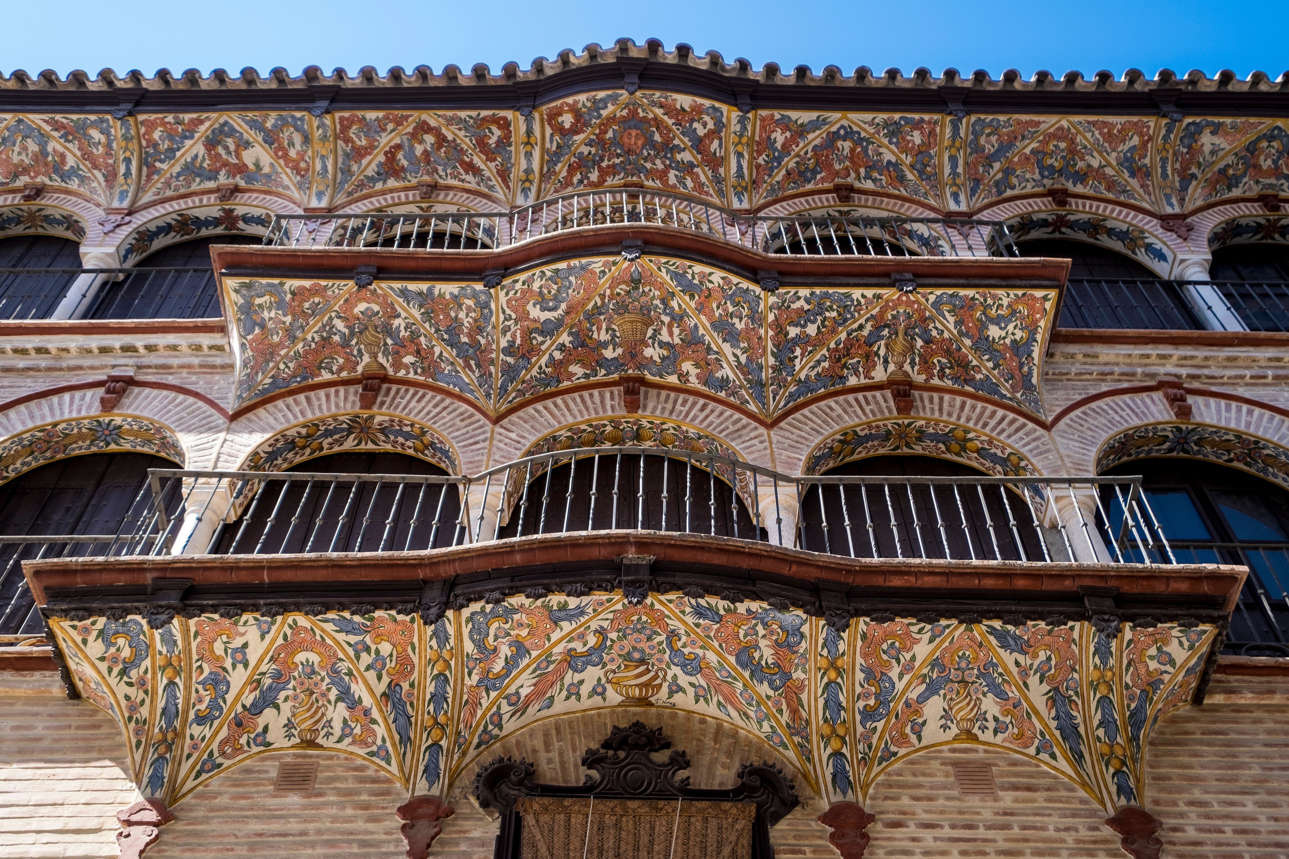 Detalles arquitectónicas en una fachada en el centro de la ciudad de Écija (Sevilla).