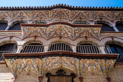 Detalles arquitectónicas en una fachada en el centro de la ciudad de Écija (Sevilla).