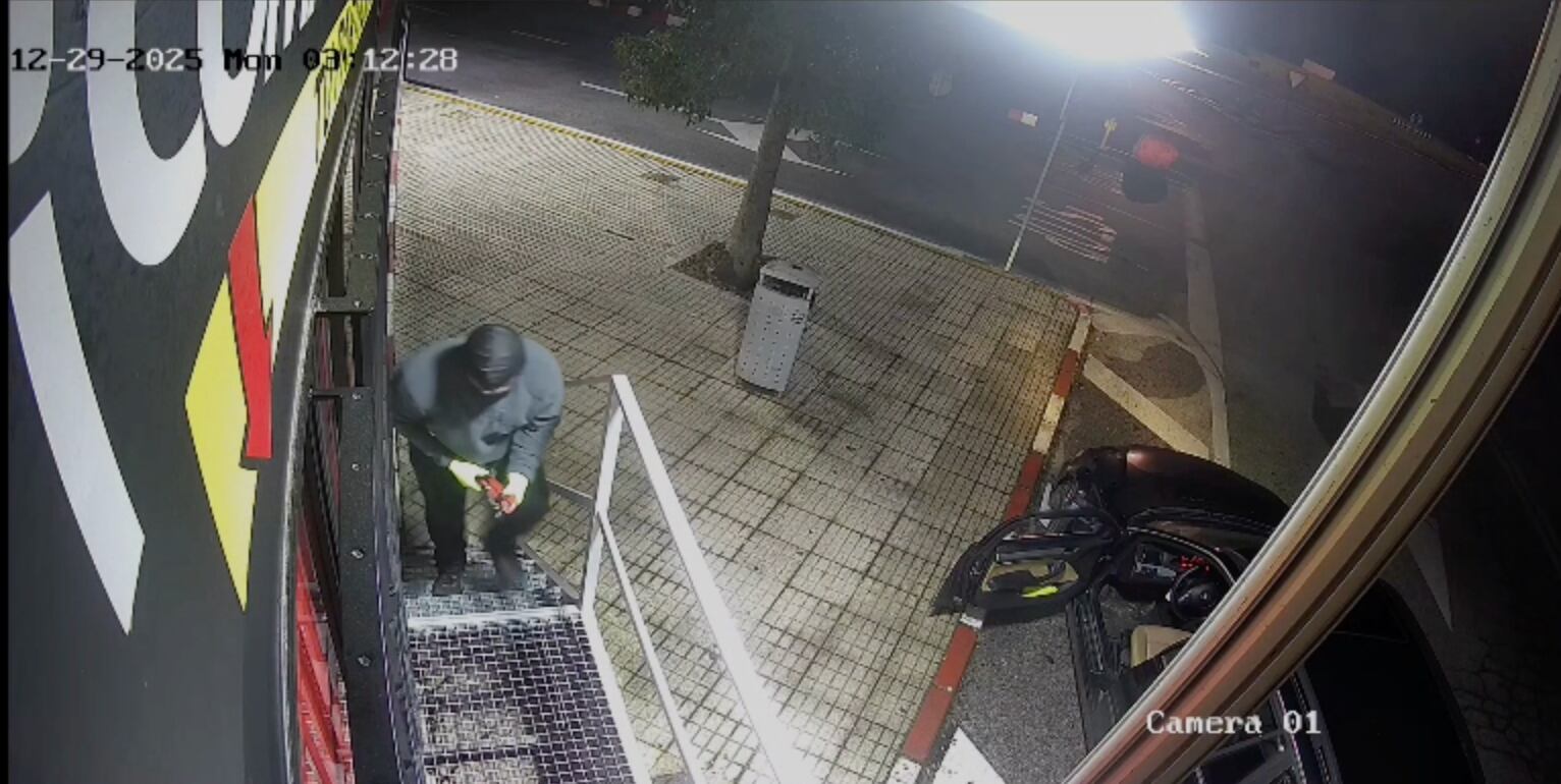 Un fragmento de la cámara de seguridad donde uno de los ladrones accede por las escaleras del camión.