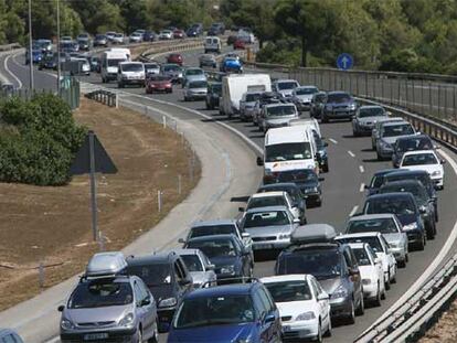 Un gran número de vehículos circulan lentamente en los dos carriles en sentido sur de la AP-7, la autopista del Mediterráneo, a su paso por la localidad de Altafulla (Tarragona).