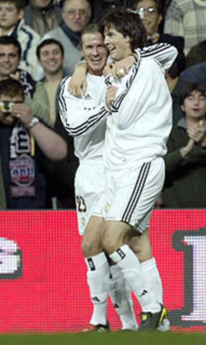 Beckham y Solari celebran el primer gol madridista.