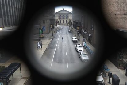 Un hombre camina por la calle Adams cerca del Instituto de Arte de Chicago (EE UU), el 23 de marzo.  