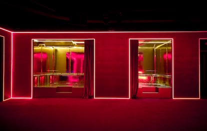 El rojo omnipresente en la nueva sede de Silencio en Nueva York, diseñada por Crosby Studios.