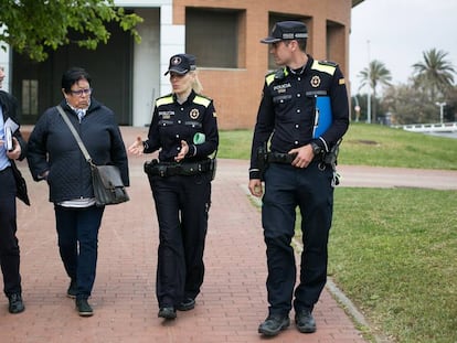 Agentes de la policía de barrio hablan con vecinos de la Vila Olímpica