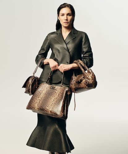 Chaqueta Go To de lana con estampado de leopardo, bolso Mamma Baguette mediano, hecho de ante burdeos plisado, y debajo, Mamma Baguette mediano de ante amarillo sorbete, todo de FENDI.