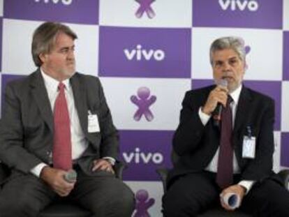 El presidente de Telefónica en Brasil, Antonio Carlos Valente (d), habla acompañado del presidente del Grupo Gol, Jonas Suassuna (i), el 18 de febrero de 2014, en la sed de la empresa en Sao Paulo (Brasil).