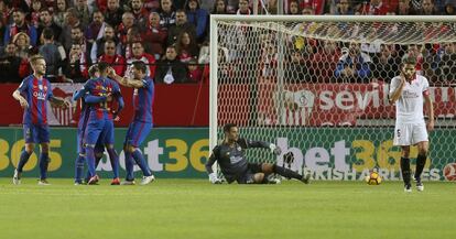 El delantero argentino del FC Barcelona Leo Messi (2i) celebra con sus compañeros Ivan Rakitic (i), Neymar Jr. (3i) y Luis Suárez (4i) el primero gol marcado ante el portero del Sevilla, Sergio Rico (2d).