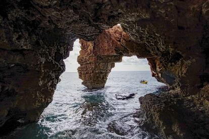 La Cova dels Arcs, junto a la alicantina cala de Moraig.