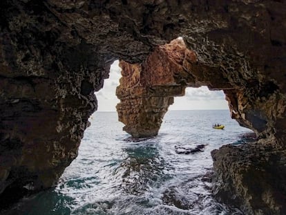 La Cova dels Arcs, junto a la alicantina cala de Moraig.