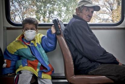 Un niño y un hombre, vecinos de Kolontar, en el autobús que les llevaba de regreso a su casa.