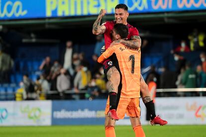 Chimy Ávila celebra la victoria ante el Villarreal junto a Herrera.