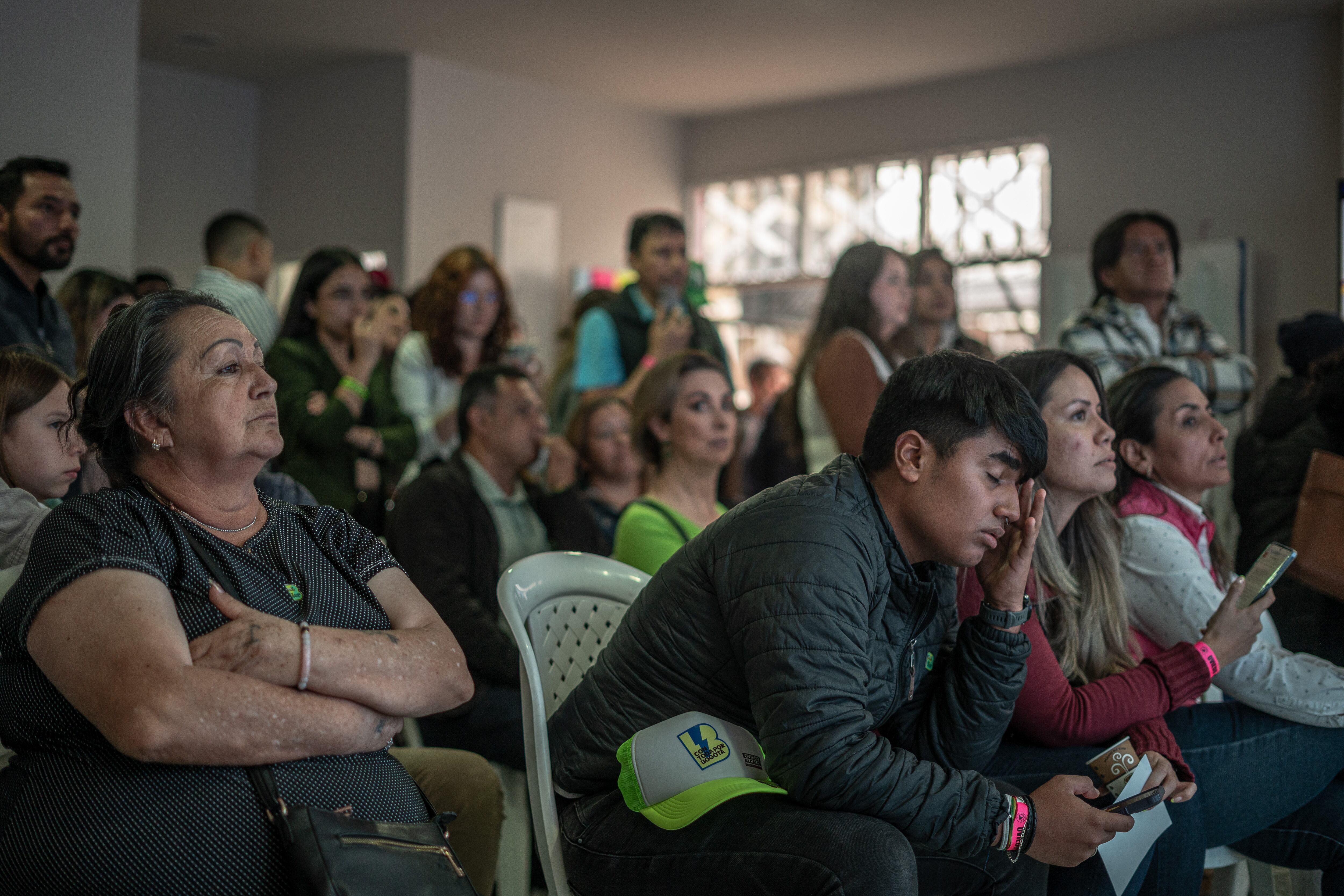 Seguidores de Oviedo lucen decepcionados al conocer la derrota del candidato, el 29 de octubre en Bogotá (Colombia).