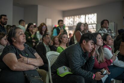 Seguidores de Oviedo lucen decepcionados al conocer la derrota del candidato, el 29 de octubre en Bogotá (Colombia).
