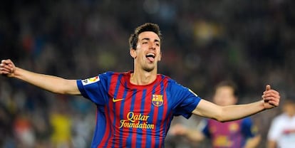 Isaac Cuenca disputa un partido con el Barcelona