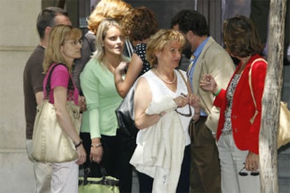 La hermana y la madre de Miguel Ángel Blanco (ambas en el centro), a la puerta de la Audiencia Nacional.