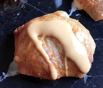 PIEL DE POLLO CROCANTE Y ESPUMA DE POLLO AL JUGO DE SETAS / CAPEL