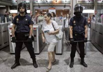 Agentes de la Policía Nacional custodian una de las entradas en la madrileña estación de Atocha a primera hora de hoy, durante la jornada de huelga contra la liberación del sector ferroviario, que llevan a cabo los trabajadores de Renfe en toda España.