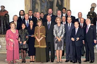 Los Reyes posan con los galardonados en el acto celebrado en Granada.