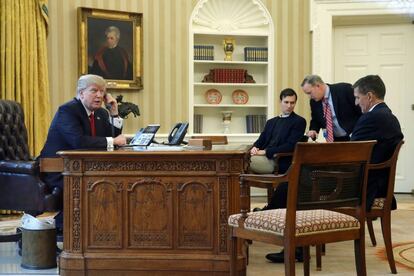 Donald Trump amb Jared Kushner, Sean Spicer i Michael Flynn.