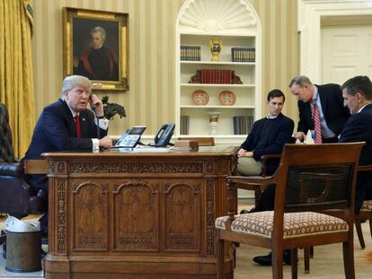 Donald Trump junto a Jared Kushner, Sejam Spicer e Michael Flynn.